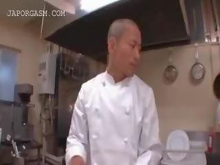 Aasia ettekandja saab tissid grabbed poolt tema ülemus juures töö