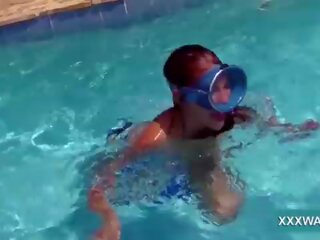 Stupendous ブルネット 娼婦 キャンディ swims 水中