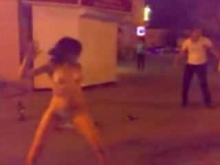 Điên cô nhảy múa completely khỏa thân trên các đường phố