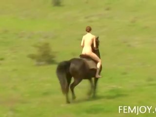 Mamalhuda ruiva abby passeios um cavalo nua