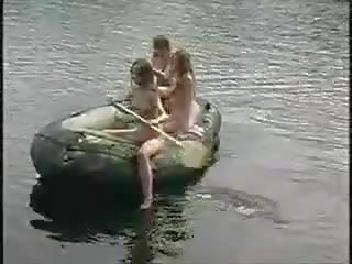 Tre marvellous vajzat lakuriq vajzat në the xhungël në varkë për pecker gjueti