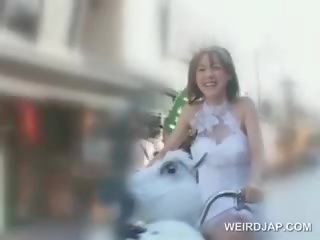 Asijské dospívající panenka získávání kočička mokrý zatímco na koni the bike