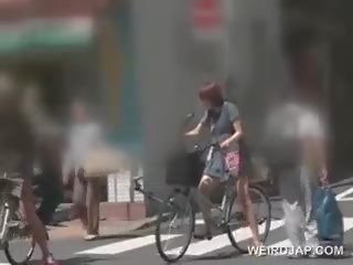 Sladký asijské babes na koni the bike dostat kundičky vše mokrý