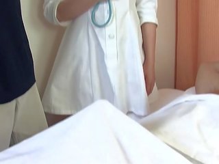 Aziatike mjekësore njeri fucks dy youths në the spital