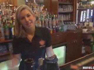 Bartender saugt stechen hinter counter