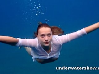 Julia duke notuar lakuriq në the det