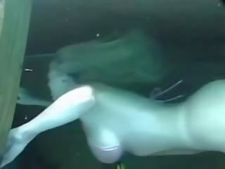 Captivating underwater bikinin ung kvinna